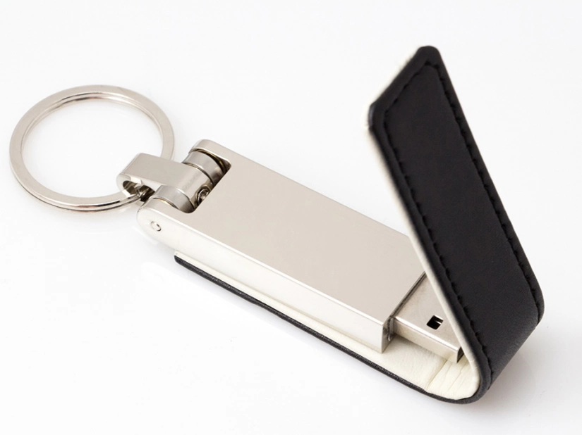 Czarny skórzany pendrive @ z metalowym brelokiem i logo