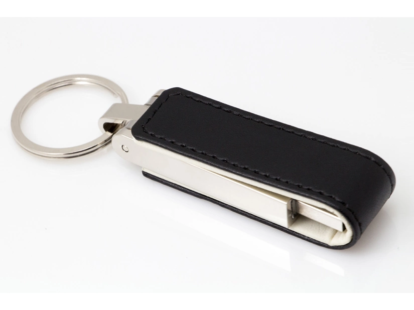 Czarny skórzany pendrive @ z metalowym brelokiem i logo