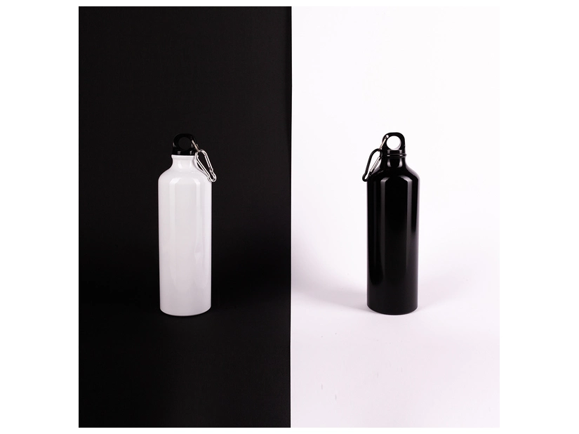 Czarny bidon aluminiowy 800 ml z logo i karabińczykiem