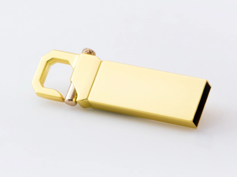 Złoty pendrive metalowy z karabińczykiem i logo firmy