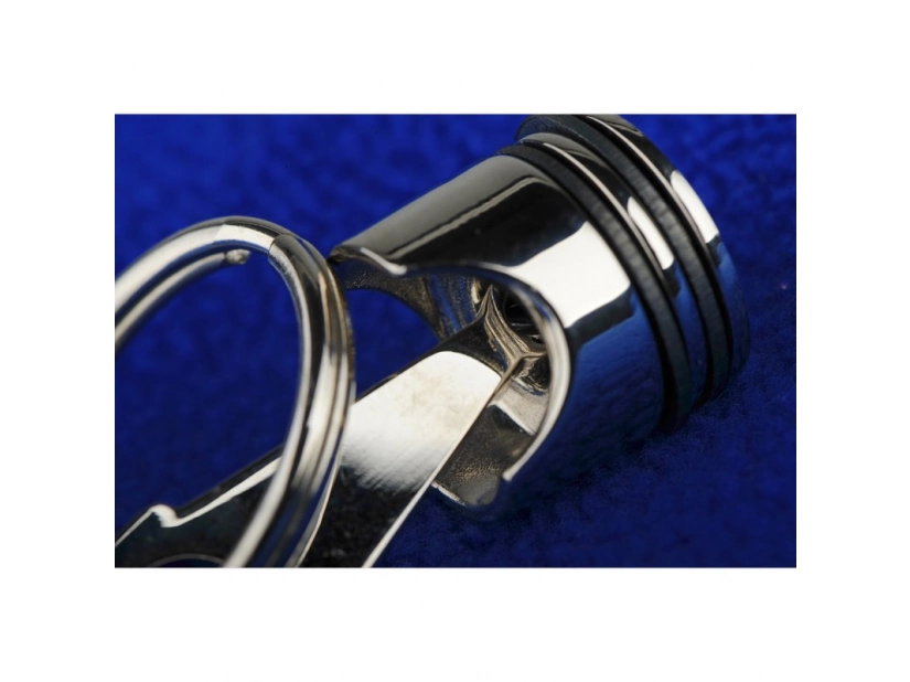 Brelok w kształcie tłoka samochodowego