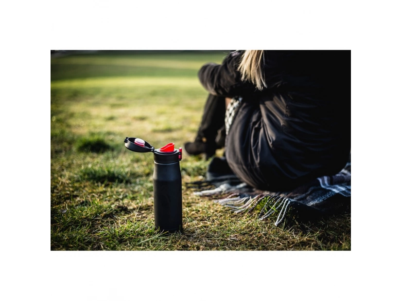 Czarny kubek termiczny Air Gifts z niebieskim przyciskiem 550 ml