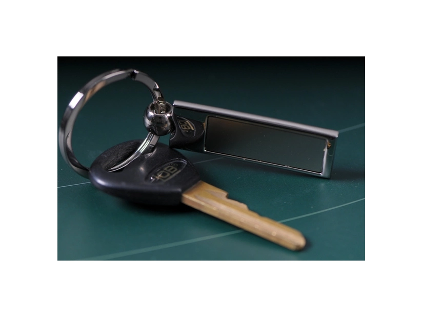 Brelok metalowy Legend srebrny z grawerem w pudełku