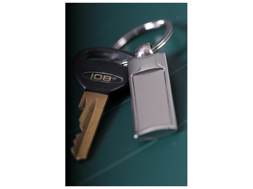 Brelok metalowy Legend srebrny z grawerem w pudełku