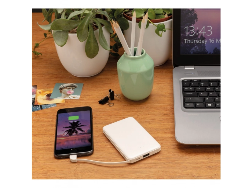 Biały power bank 5000 mAh, z zintegrowanym kablem 3 w 1
