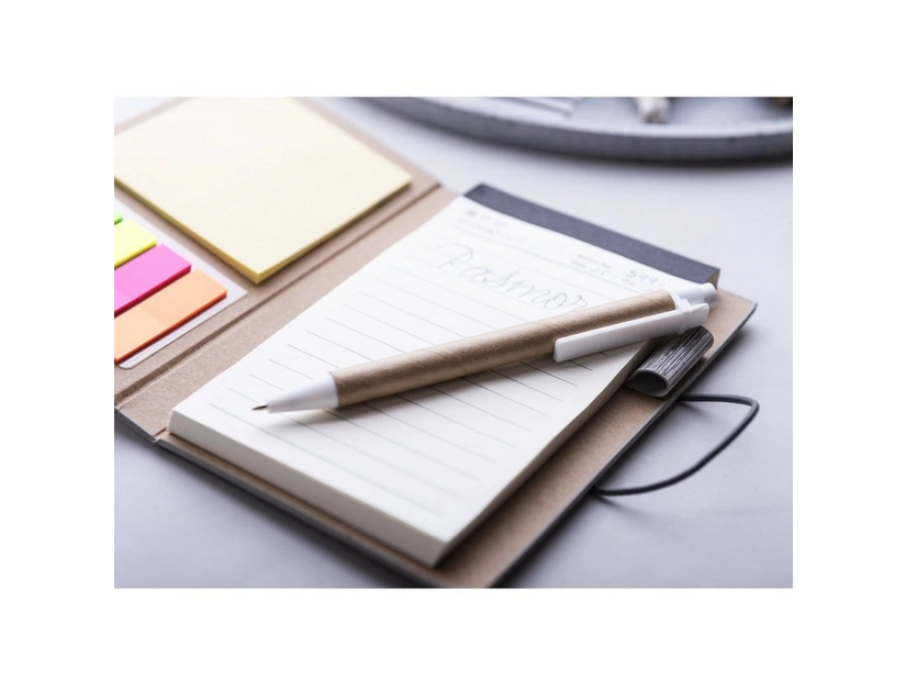 Czerwony notatnik  A6 z karteczkami samoprzylepnymi i długopisem