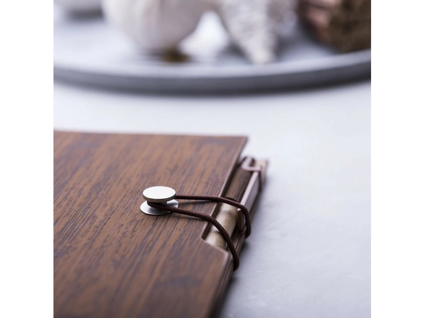 Czerwony notatnik  A6 z karteczkami samoprzylepnymi i długopisem