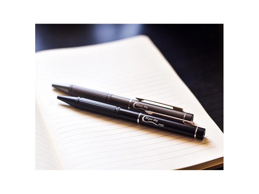 Czarny długopis metalowy z laserem i grawerem logo