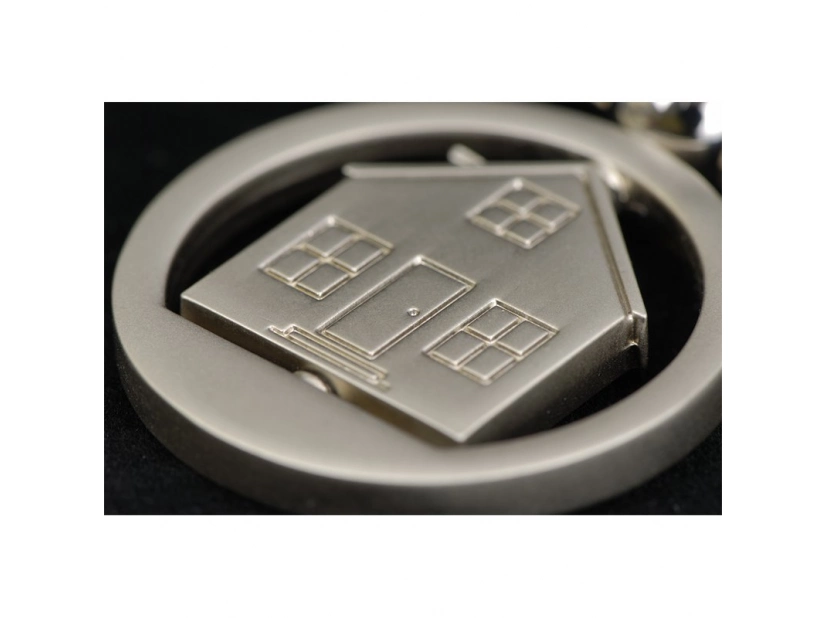 Brelok metalowy domek srebrny z grawerem w pudełku