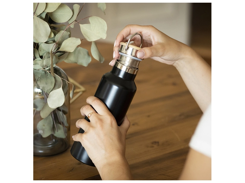 Czarna butelka termiczna 500 ml z bambusową nakrętką