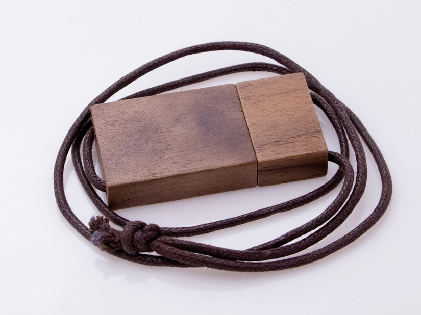 Pendrive drewniany ciemny brąz z rzemykiem i logo