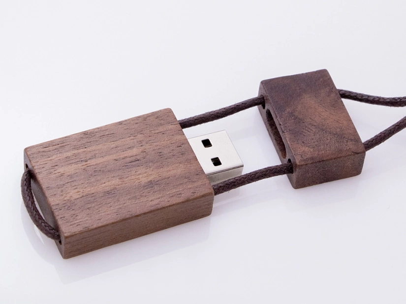 Pendrive drewniany ciemny brąz z rzemykiem i logo