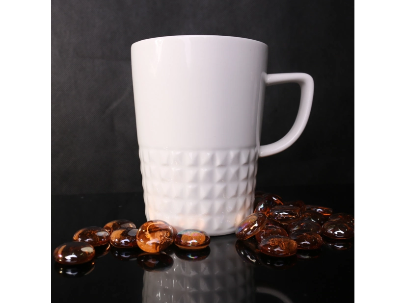 biały kubek reklamowy