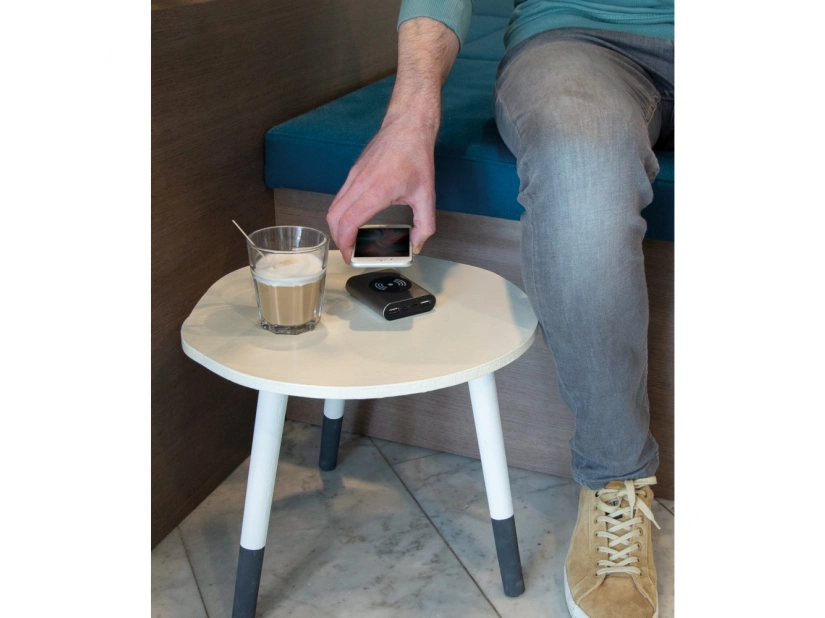 Czarny aluminiowy powerbank bezprzewodowy 5000mAh z logo