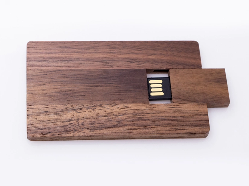 Pendrive drewniany karta brązowa z grawerem logo firmy