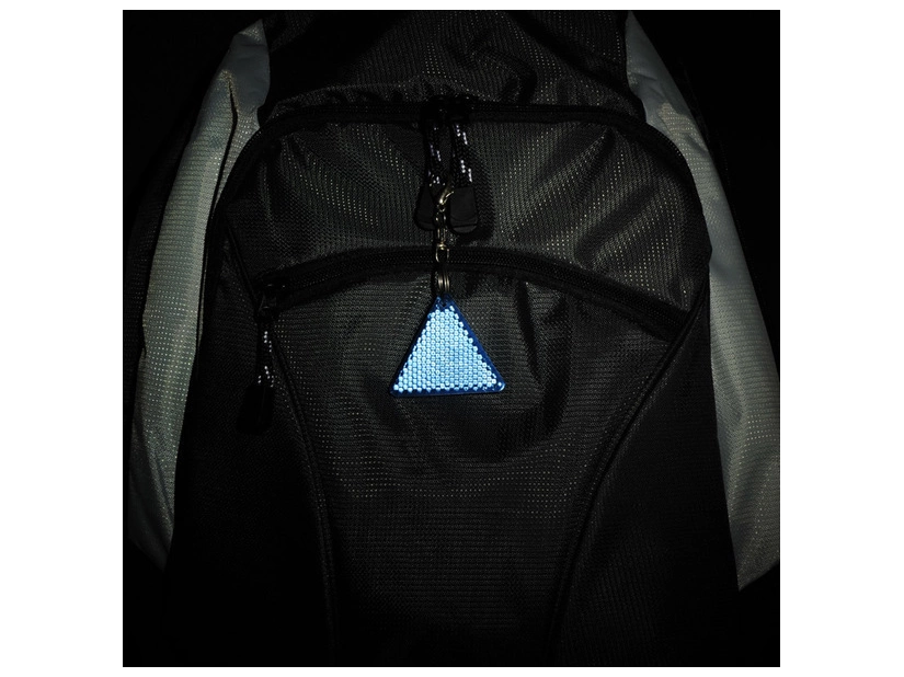 Niebieski brelok odblaskowy z karabińczykiem pod logo firmy