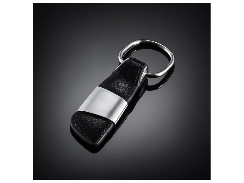 Czarny brelok skórzano-metalowy z grawerem logo w pudełku