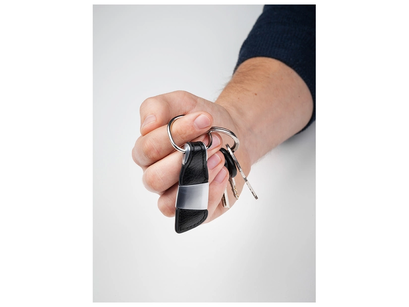 Czarny brelok skórzano-metalowy z grawerem logo w pudełku